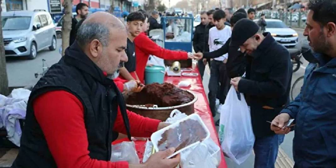 Bir yöre Ramazan’ı onsuz geçirmiyor: Sokaklar tezgahlarla, tezgahlar müşteriyle coşuyor! 1